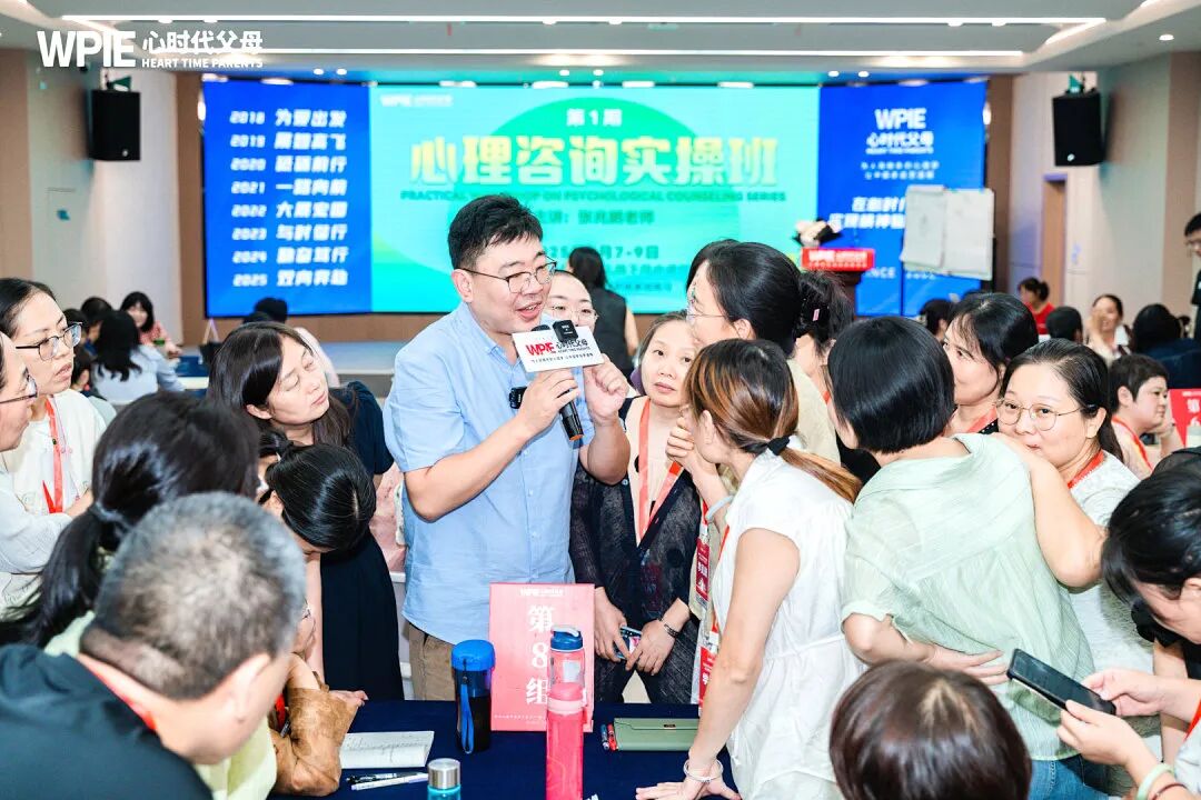 孩子揪着民办本科不放?张兆鹏老师一语点破:“他不是恨学校,而是恨你!”