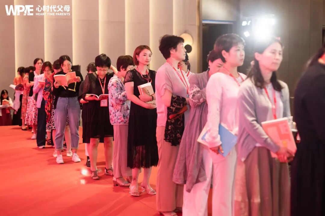 【21天幸福家庭陪伴营】为了6:30的约定,她前一晚睡在了公司——那张睡在公司沙发上的背影,是21天最笃定的开场