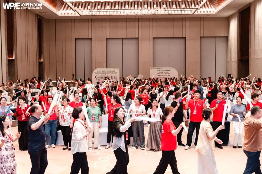 【纪琼谈家读书慧】孩子返校带手机,爸爸在班群当场揭发——一部手机,如何毁掉一个高一孩子的尊严?