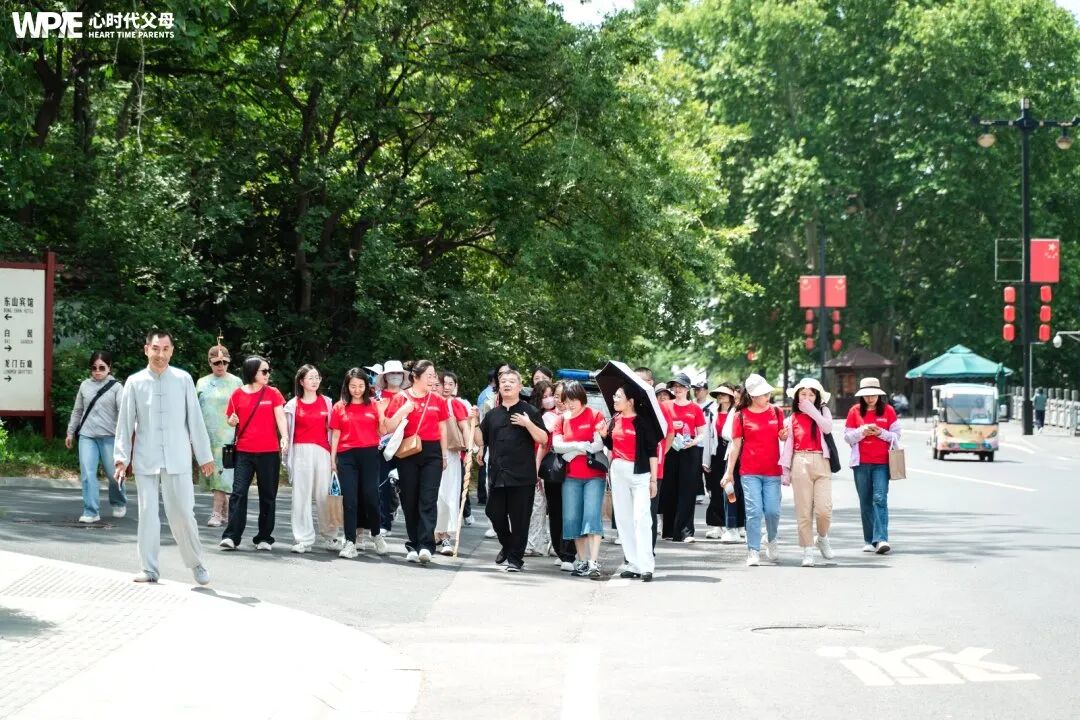 【纪琼谈家读书慧】孩子返校带手机,爸爸在班群当场揭发——一部手机,如何毁掉一个高一孩子的尊严?