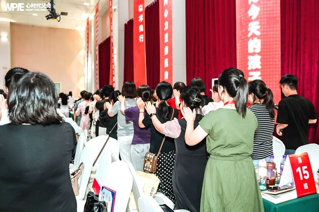 “孩子,你不用那么懂事,我和你爸爸的矛盾,不用你来承担!”