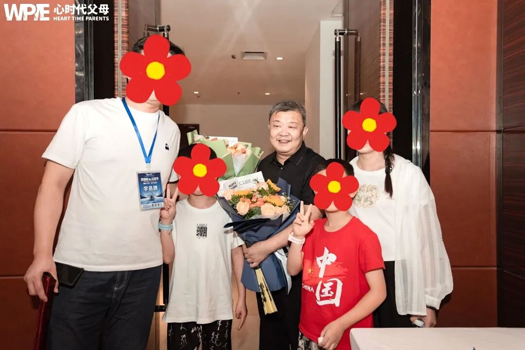 陪读妈妈的崩溃实录:直到撕掉孩子作业本的那一刻,我才发现撕掉的不只是作业本