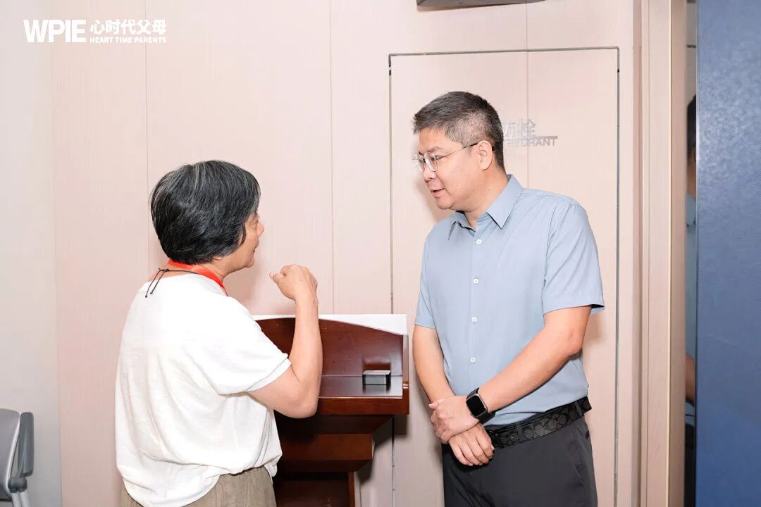 7岁那年被母亲说“就当没生过”,如今为人父的他,不敢把儿子推出门