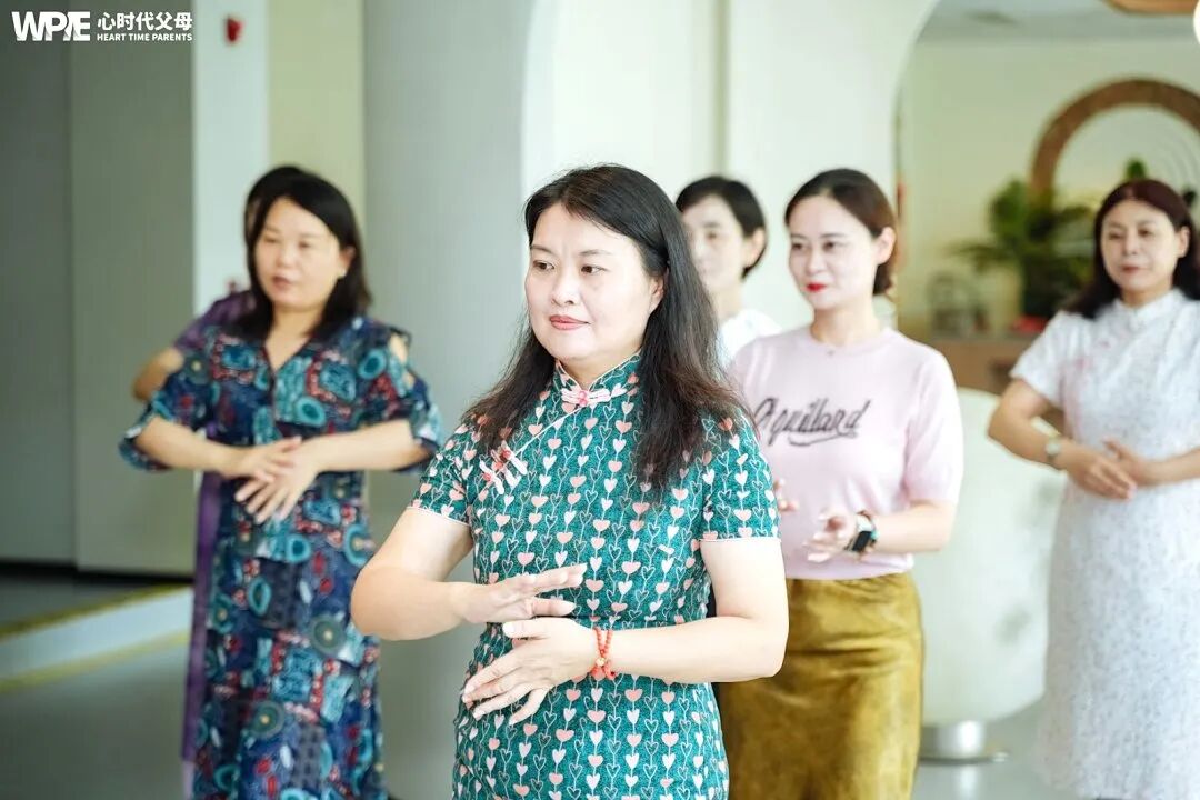 “姐姐就该多付出”“拒绝就是不孝”——文聪老师一语道出残忍的真相:“在至亲眼里,钱比你重要!”