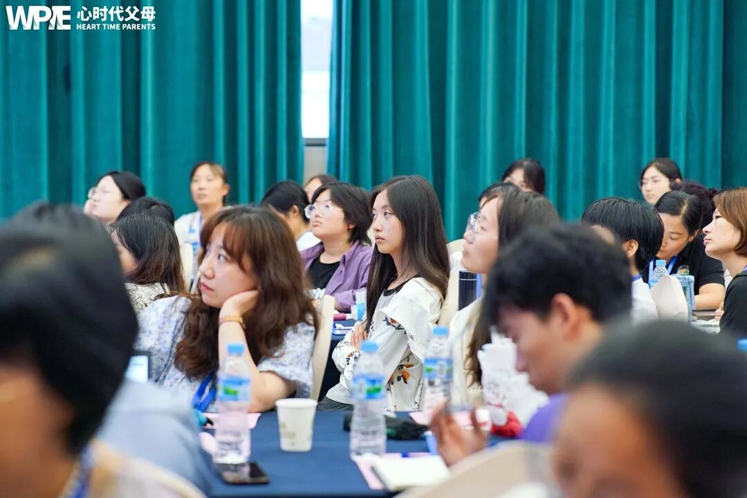 “姐姐就该多付出”“拒绝就是不孝”——文聪老师一语道出残忍的真相:“在至亲眼里,钱比你重要!”