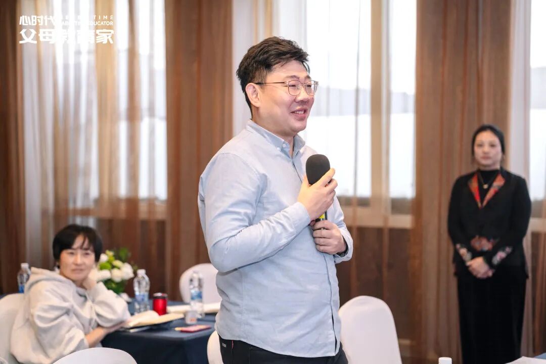 爱上大自己10岁的离异男的女孩说:“他是我的污点!我恨不得掐死他!”直到张兆鹏老师说了一句话,她瞬间释然