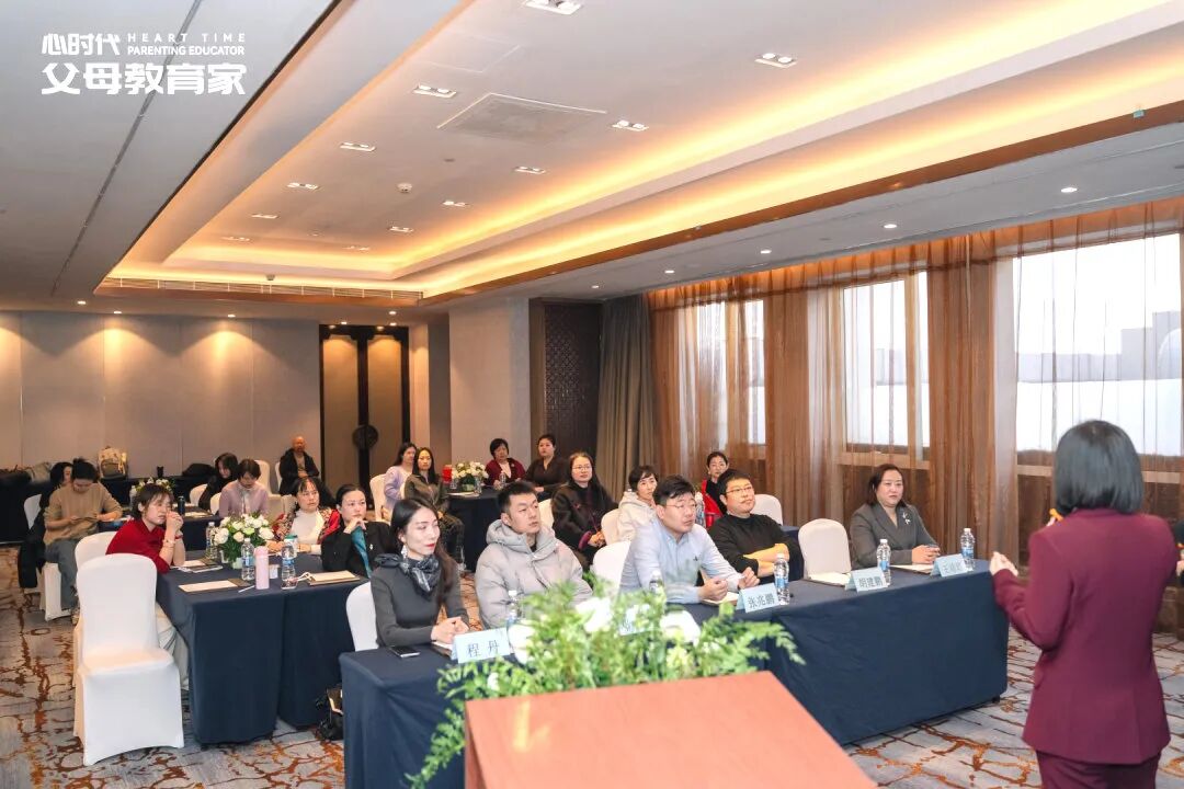 爱上大自己10岁的离异男的女孩说:“他是我的污点!我恨不得掐死他!”直到张兆鹏老师说了一句话,她瞬间释然