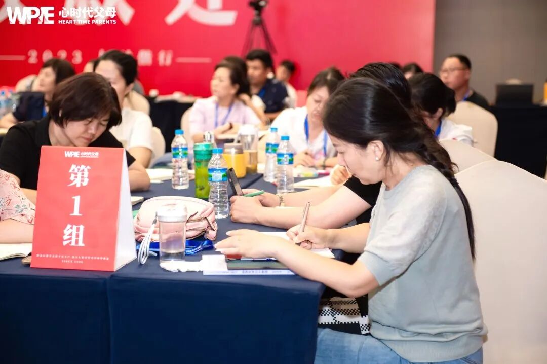 “爸,你不识字,看什么?”“看你写作业,我就高兴”——“文盲父亲”的一句话,打脸了多少“高知父母”