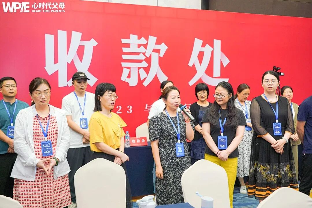 “爸,你不识字,看什么?”“看你写作业,我就高兴”——“文盲父亲”的一句话,打脸了多少“高知父母”