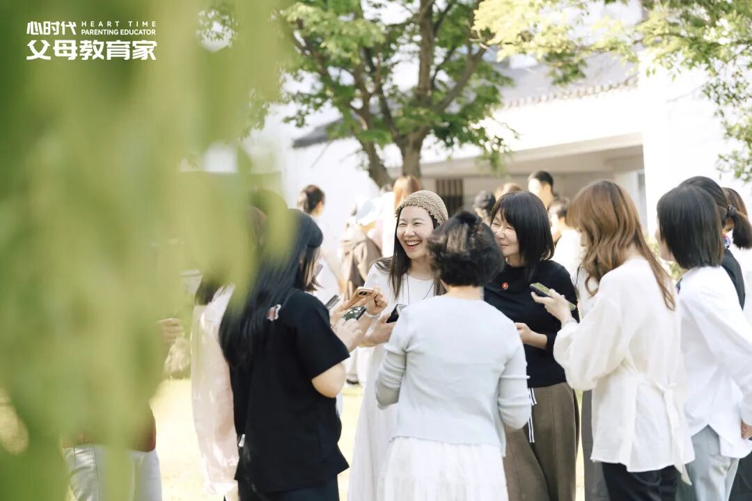 “我不配被介绍,更不配被爱”——一位被“否定创伤”困住的母亲,该如何自救?