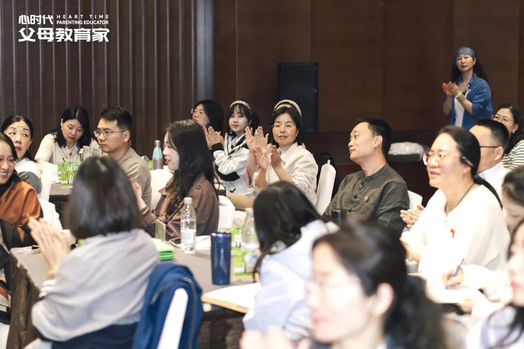 “我不配被介绍,更不配被爱”——一位被“否定创伤”困住的母亲,该如何自救?