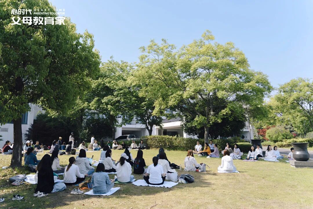 “我不配被介绍,更不配被爱”——一位被“否定创伤”困住的母亲,该如何自救?