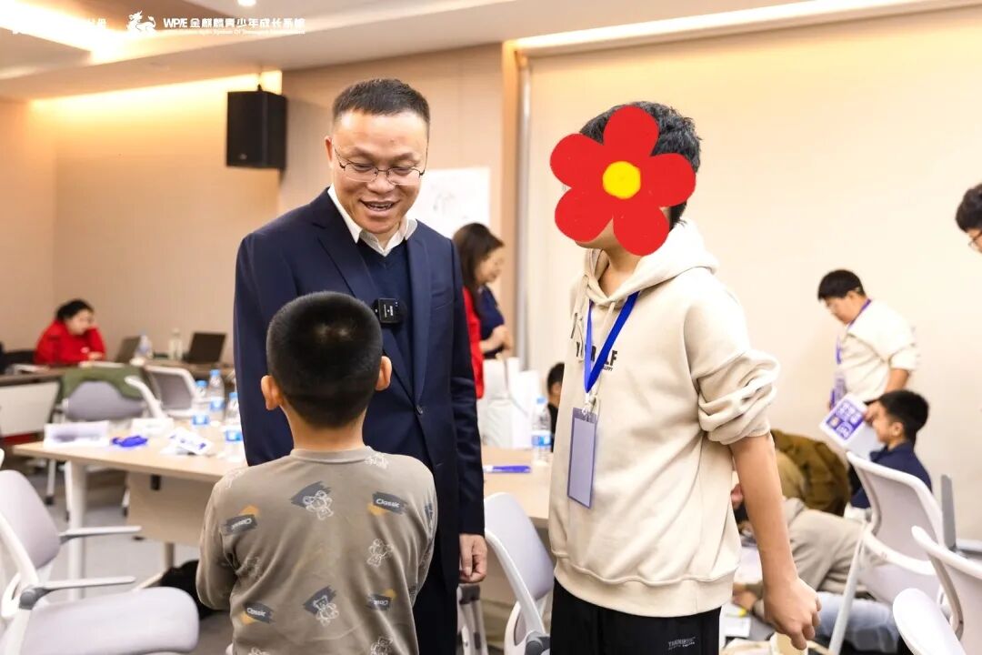 【青少年五大关系课】孩子在课堂上不举手、不发言,我差点失望透顶,直到另一位家长的话点醒了我……