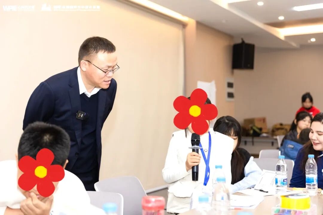 【青少年五大关系课】孩子在课堂上不举手、不发言,我差点失望透顶,直到另一位家长的话点醒了我……