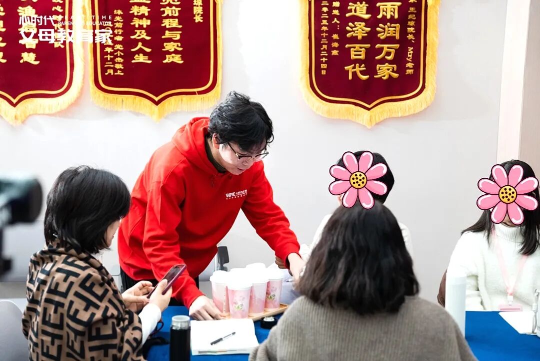 别再说“你是哥哥要让着妹妹”了!这样“端水”只会毁了俩娃,高情商父母都在“注水”!