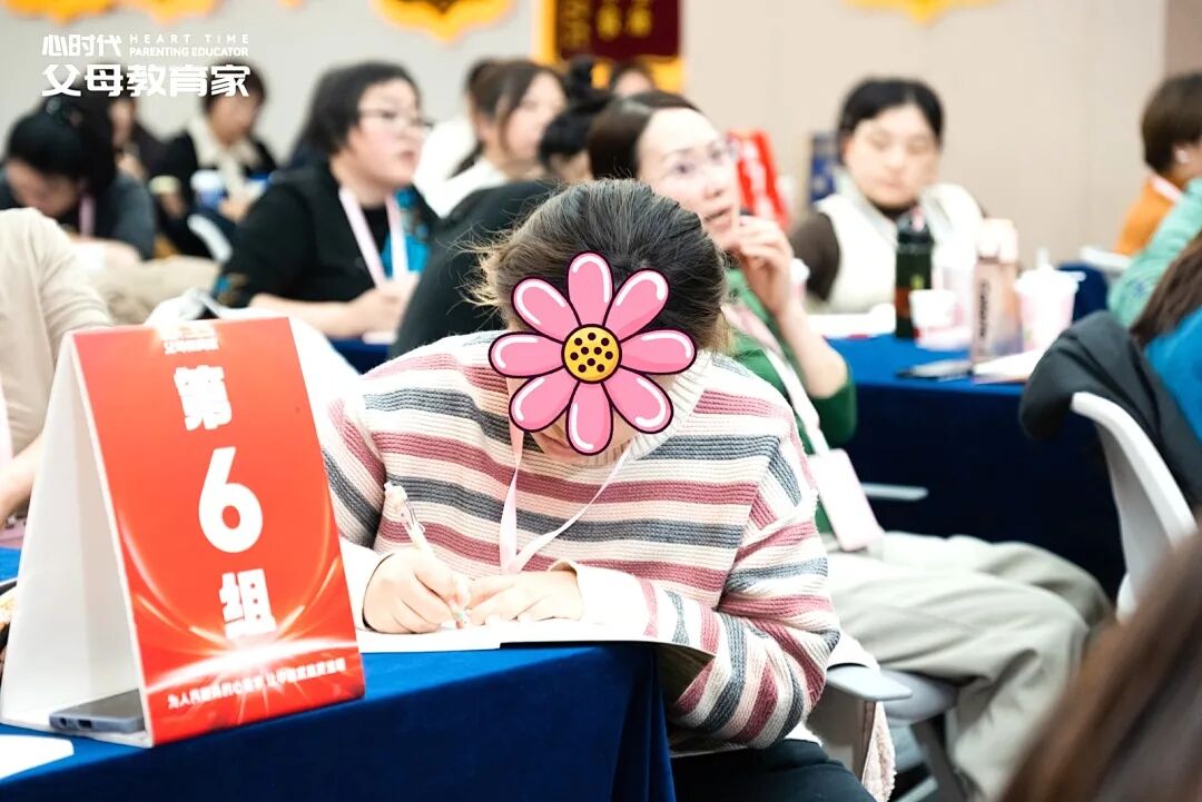别再说“你是哥哥要让着妹妹”了!这样“端水”只会毁了俩娃,高情商父母都在“注水”!