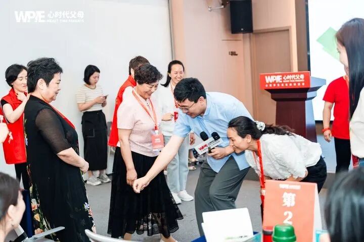 女儿4年不联系我,兆鹏老师却说“这是她最正确的选择”,背后原因刺痛无数父母