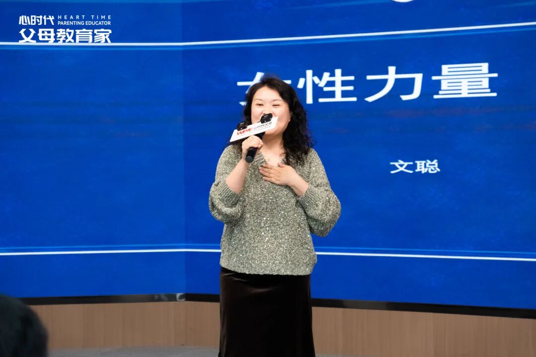 别再说“你是哥哥要让着妹妹”了!这样“端水”只会毁了俩娃,高情商父母都在“注水”!