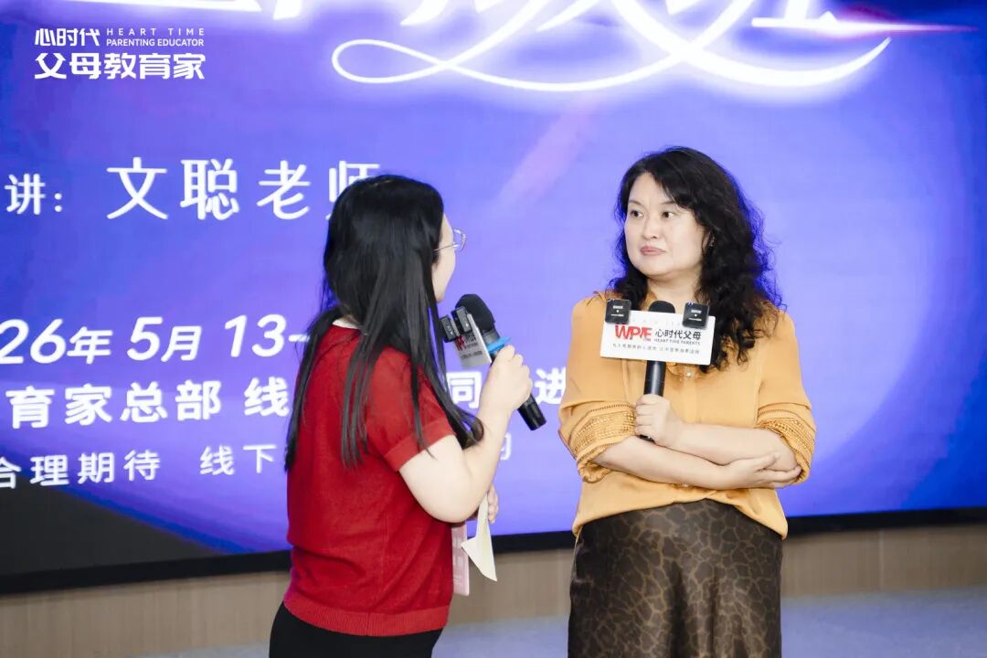 “文聪老师,客厅的门是爸爸用刀砍的,卧室的门是妈妈用脚踹的 ,我们家没有一扇门是好的......”