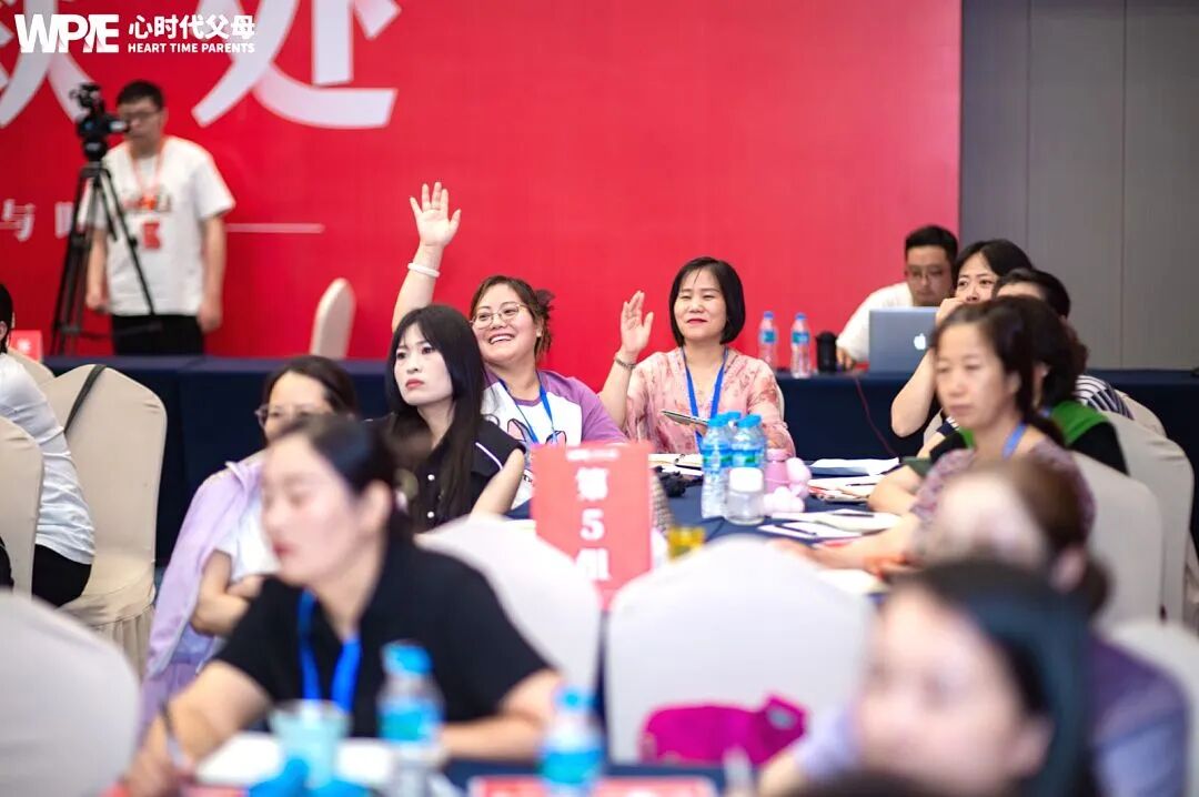 孩子嫌妈妈买400元的酒太奢侈?两位导师支招:“只需回4个字,孩子的一生都会‘配得上’!”