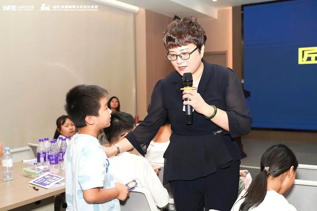 【青少年五大关系课】同为老师,孩子被办公室的同事骂哭,我到底要不要给孩子撑腰?