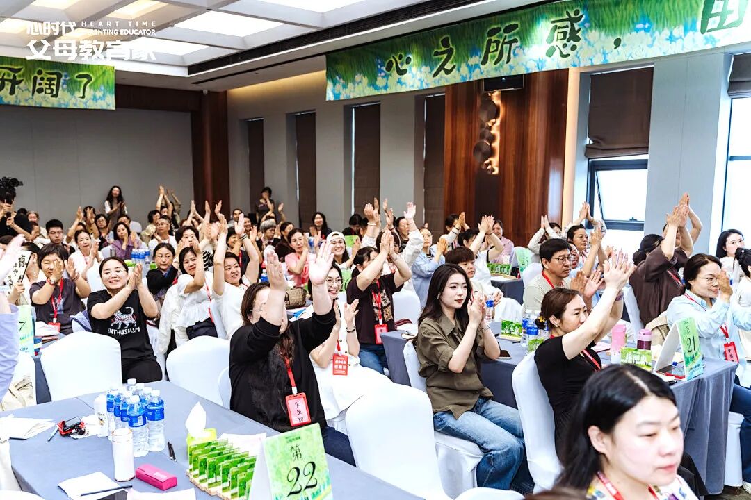 事业有成却突然抑郁?王克老师:“你的创伤,大概率源于童年时期母亲的情感‘缺席’!”