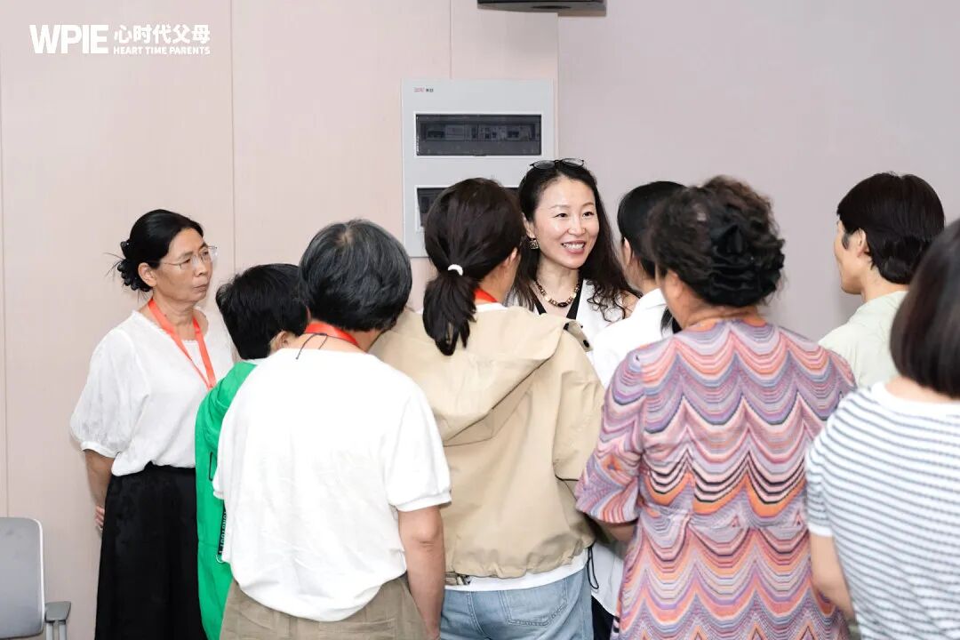 事业有成却突然抑郁?王克老师:“你的创伤,大概率源于童年时期母亲的情感‘缺席’!”