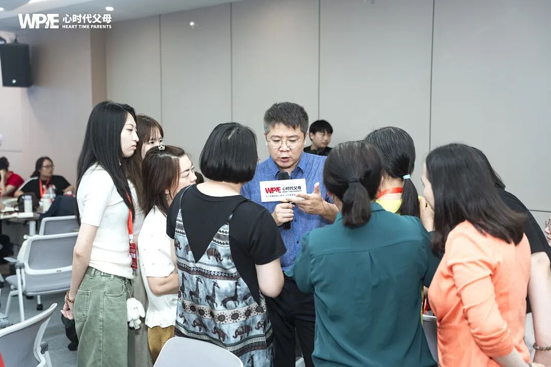 事业有成却突然抑郁?王克老师:“你的创伤,大概率源于童年时期母亲的情感‘缺席’!”