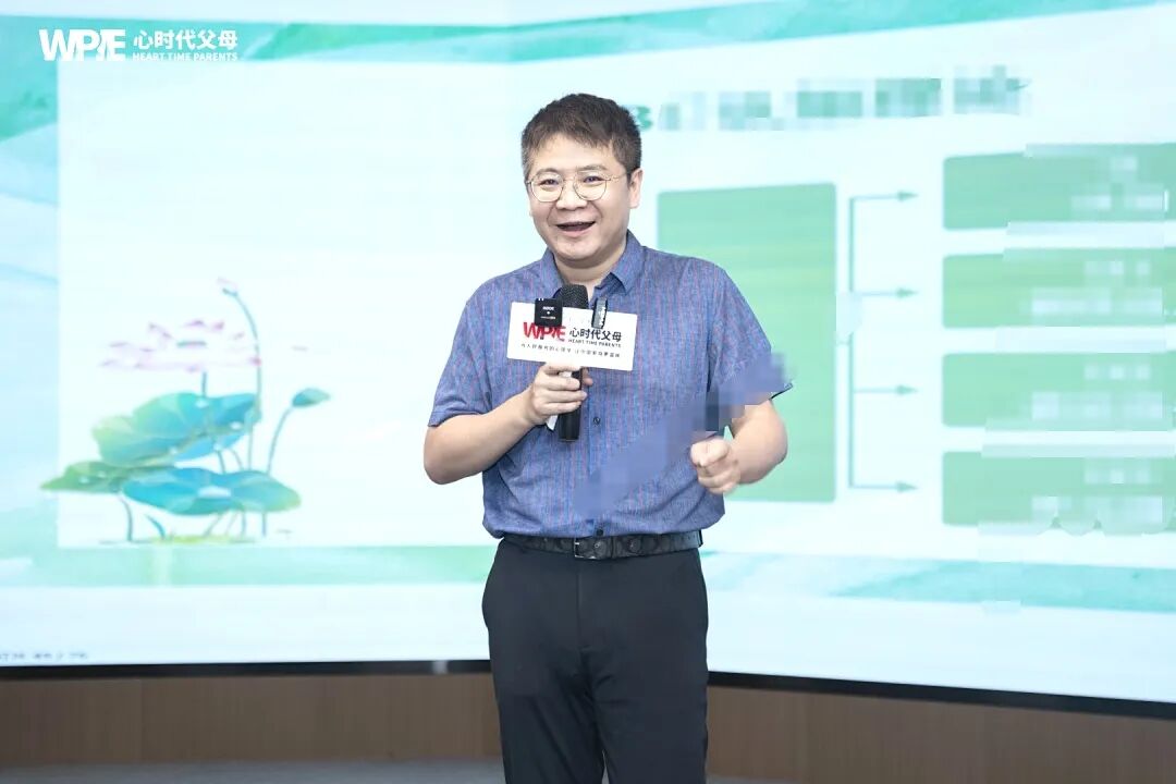 事业有成却突然抑郁?王克老师:“你的创伤,大概率源于童年时期母亲的情感‘缺席’!”