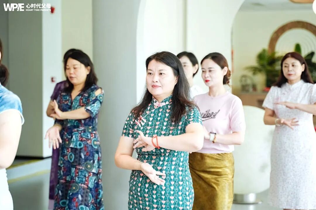 WPIE || 父母教育家 || 葱花队专属讲师团正式成立!这份来自河南广电的聘书,是文聪老师给我们最硬核的“偏爱”!