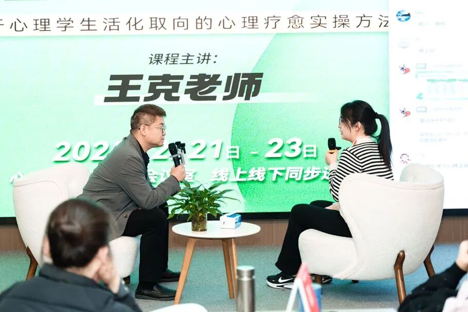 “怎么才能不让婆婆插手我们家的事,老师,您给我支支招……”