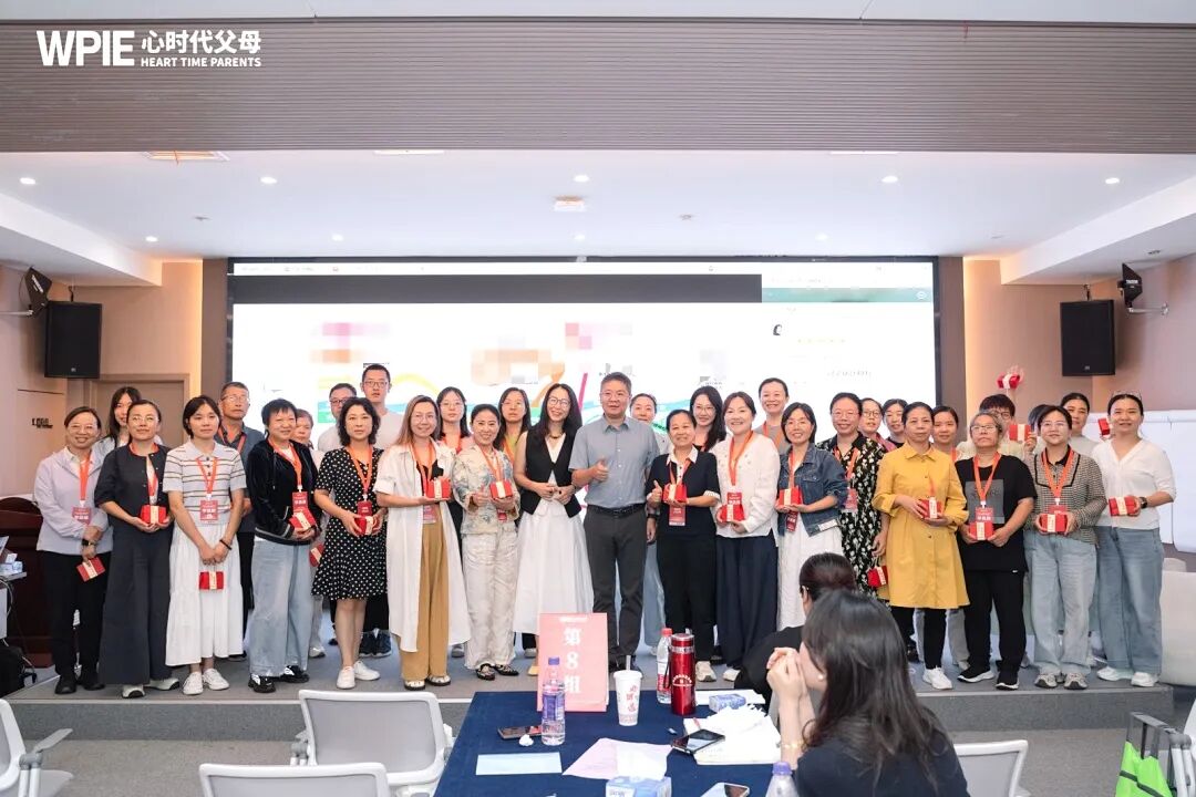“我以前打过她,现在不敢管她”——父母越退让,孩子越失控?王克老师:“必须守住这条底线!”