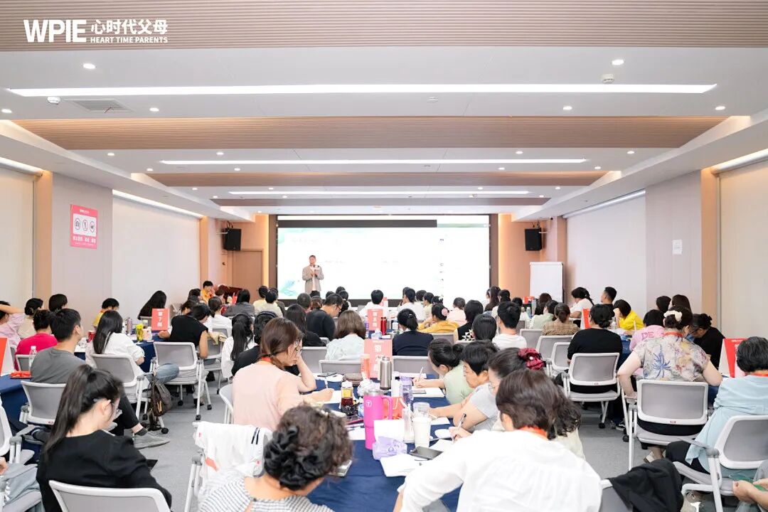 “我以前打过她,现在不敢管她”——父母越退让,孩子越失控?王克老师:“必须守住这条底线!”