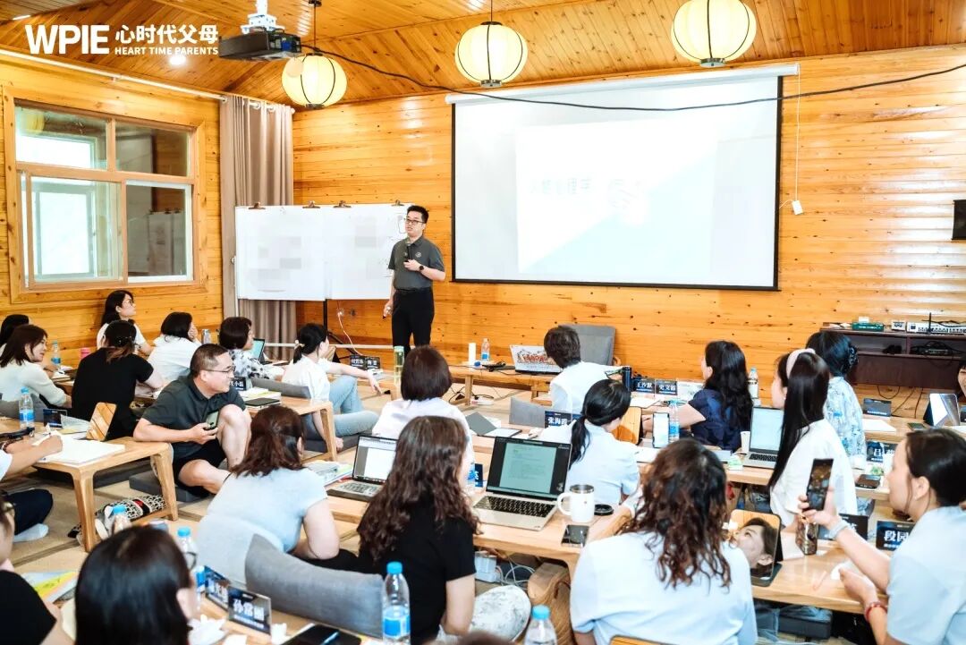 【青少年心理学专业课】停在半空的手,落在心里的爱——海勇老师的那只“手”,教会我的不只是心理学!