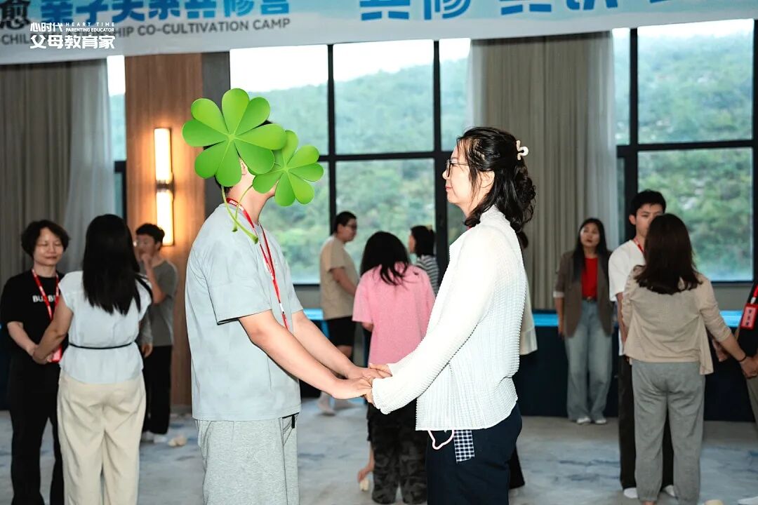 舍得给孩子换苹果手机,却舍不得给老师买一束花?——父母的“双标”,正在养出匮乏型孩子