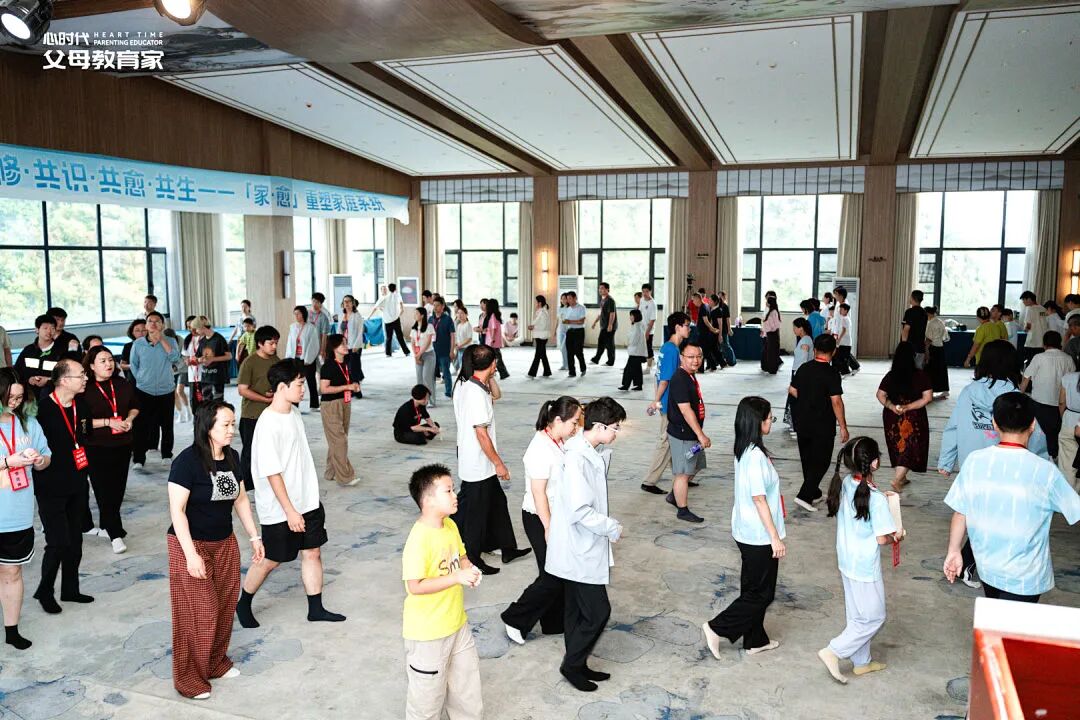 舍得给孩子换苹果手机,却舍不得给老师买一束花?——父母的“双标”,正在养出匮乏型孩子