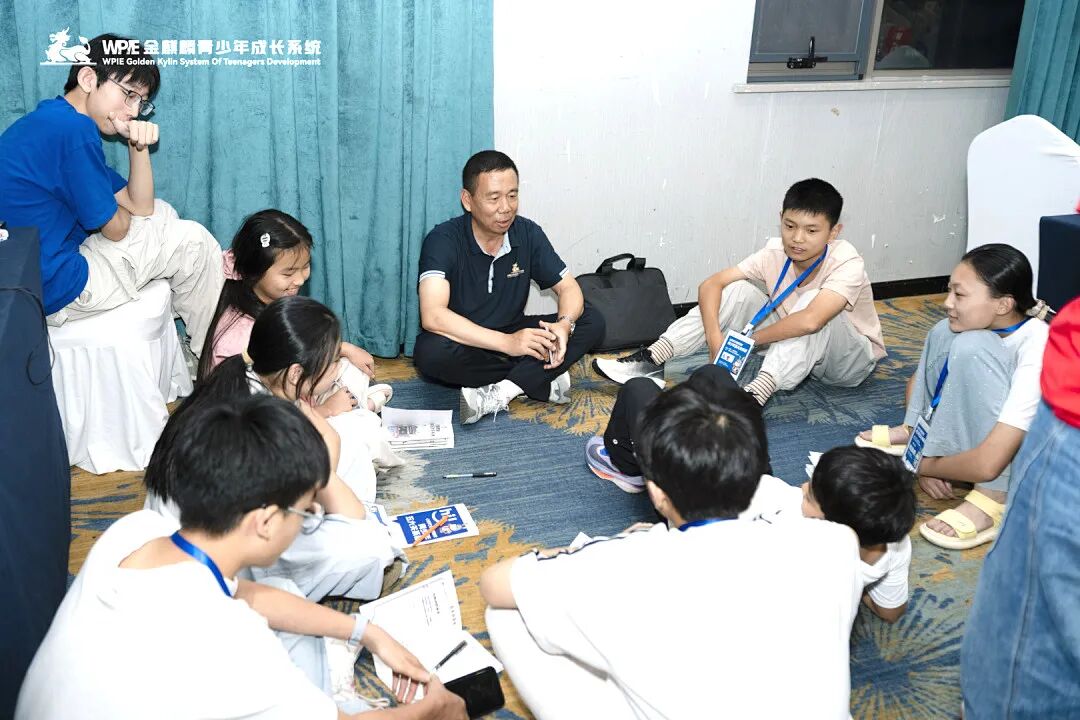 【青少年五大关系课】“爸爸只会打骂吼,妈妈给不了拥抱”——那个长发遮面的辍学女孩背后的家庭真相