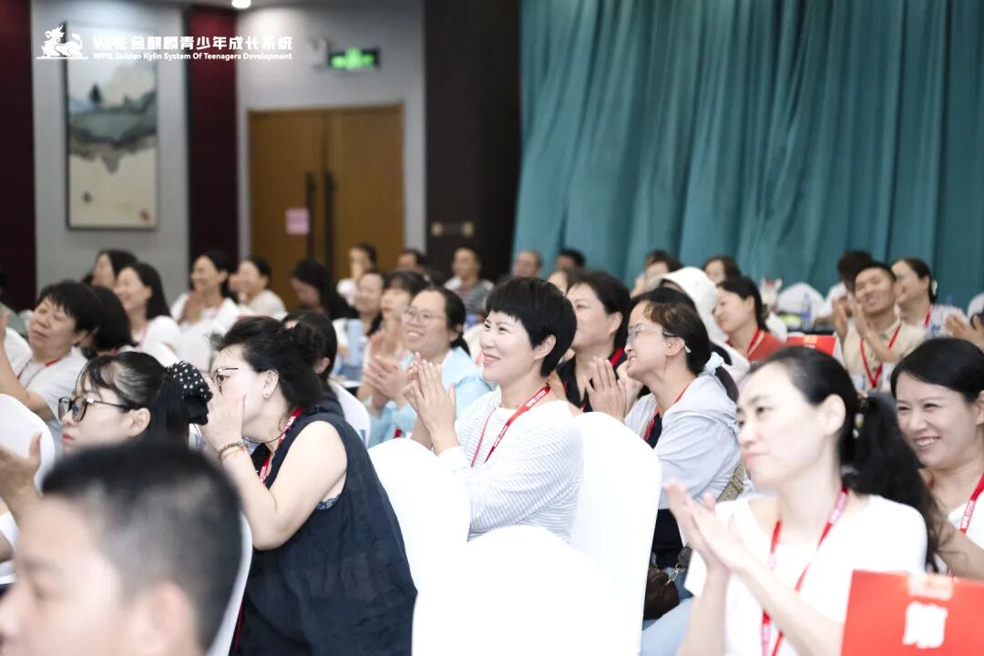 【青少年五大关系课】“爸爸只会打骂吼,妈妈给不了拥抱”——那个长发遮面的辍学女孩背后的家庭真相