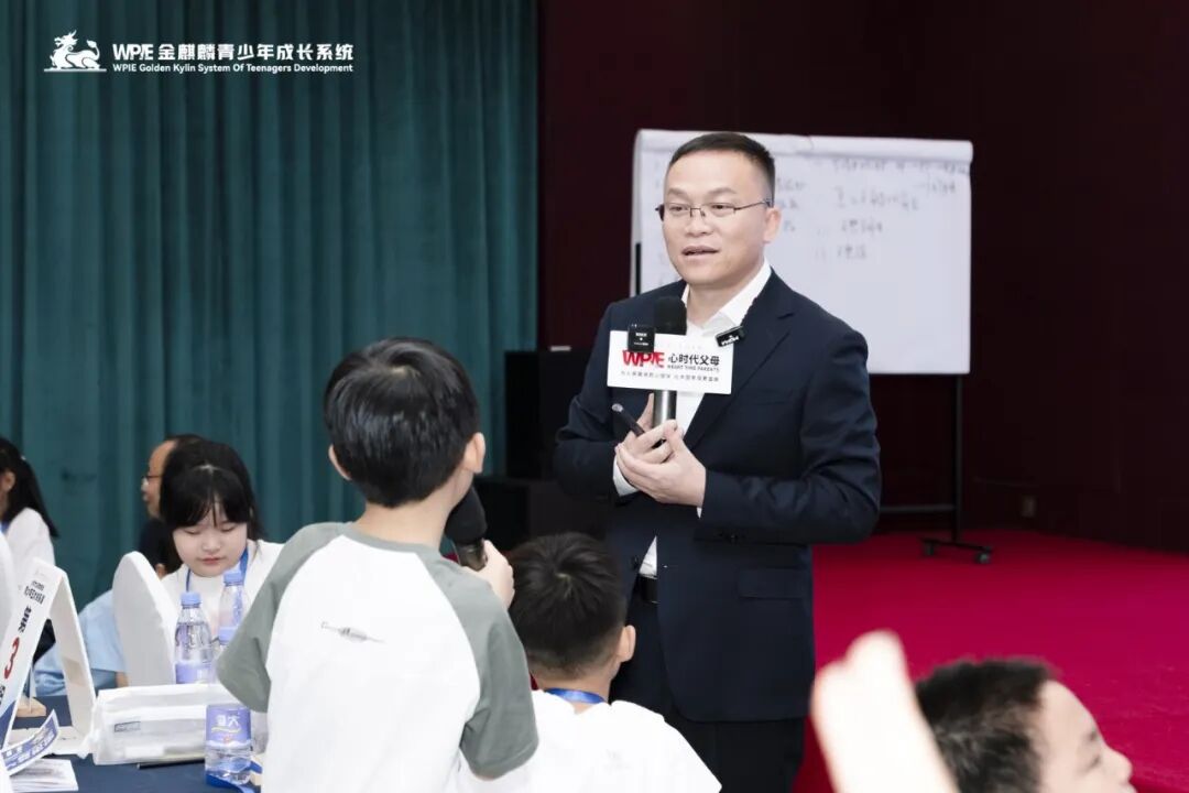 【青少年五大关系课】“爸爸只会打骂吼,妈妈给不了拥抱”——那个长发遮面的辍学女孩背后的家庭真相
