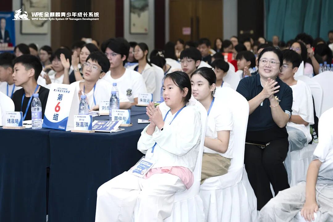【青少年五大关系课】“爸爸只会打骂吼,妈妈给不了拥抱”——那个长发遮面的辍学女孩背后的家庭真相