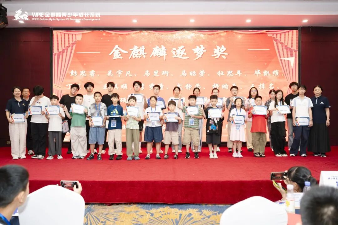【青少年五大关系课】“爸爸只会打骂吼,妈妈给不了拥抱”——那个长发遮面的辍学女孩背后的家庭真相
