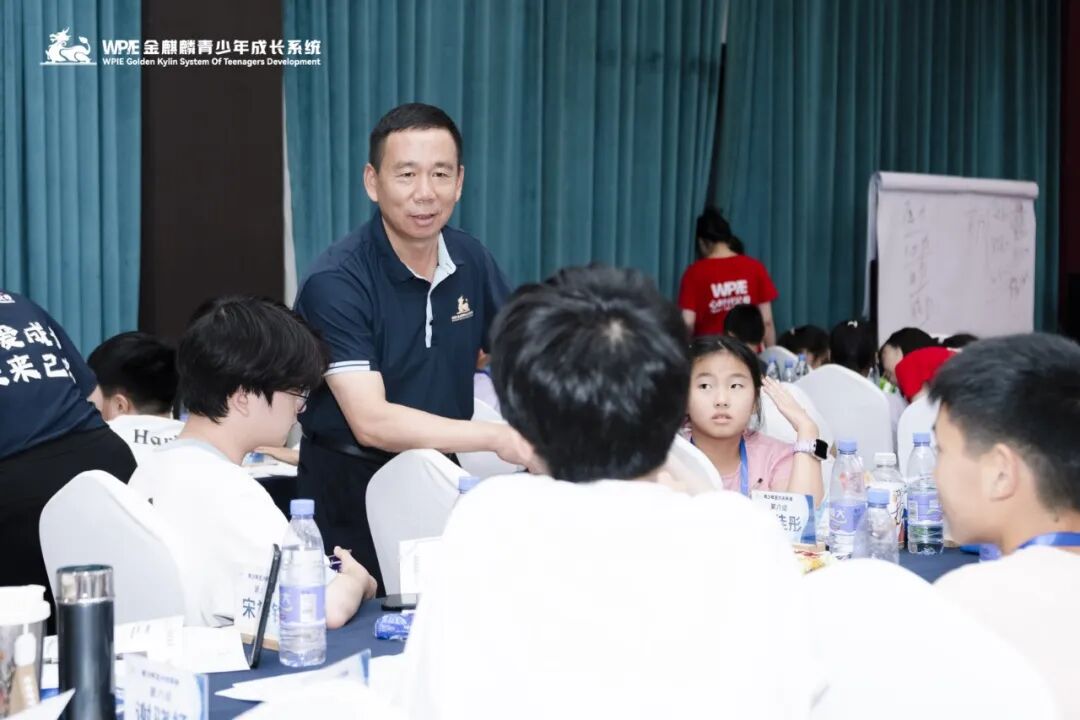 【青少年五大关系课】“爸爸只会打骂吼,妈妈给不了拥抱”——那个长发遮面的辍学女孩背后的家庭真相