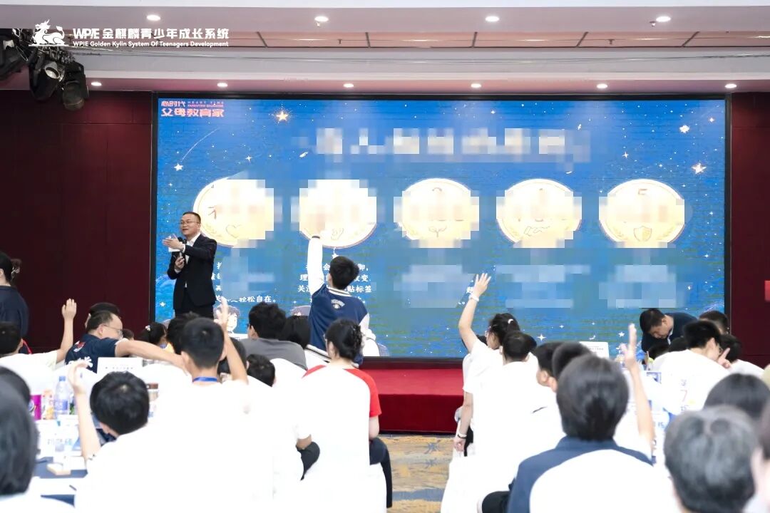 【青少年五大关系课】“爸爸只会打骂吼,妈妈给不了拥抱”——那个长发遮面的辍学女孩背后的家庭真相