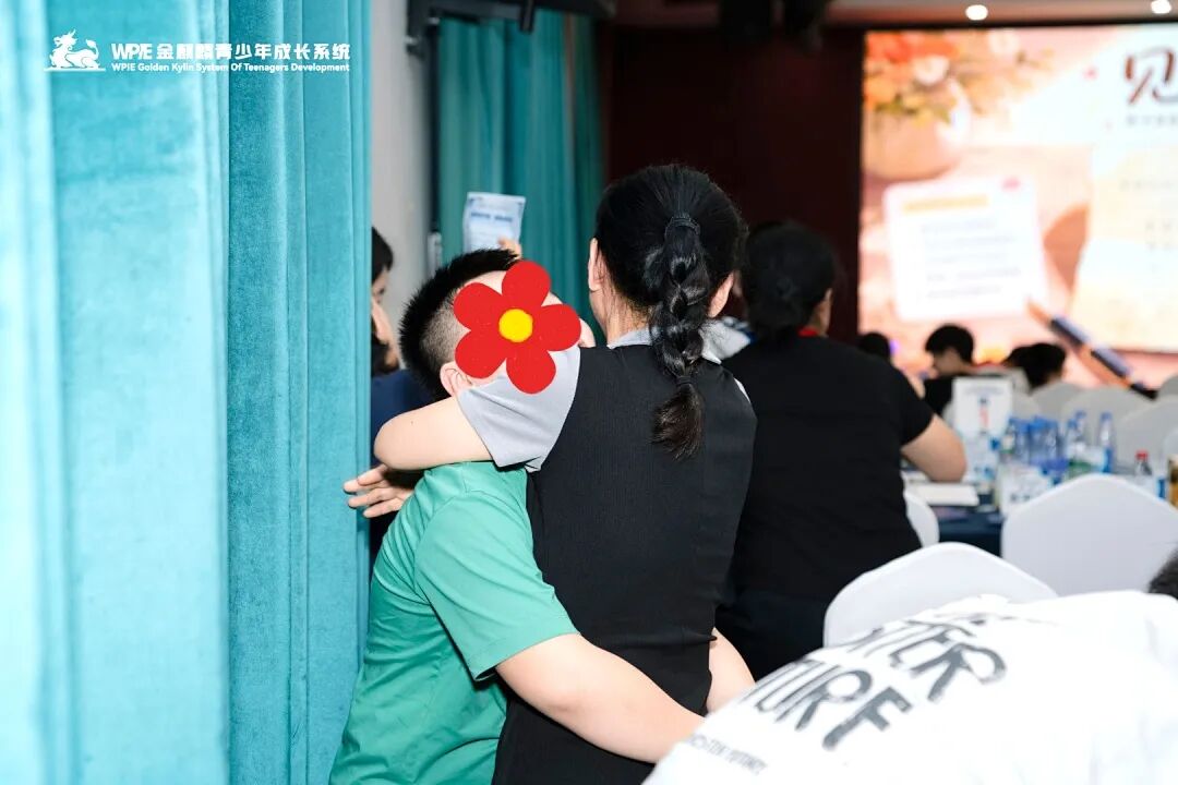 【青少年五大关系课】“爸爸只会打骂吼,妈妈给不了拥抱”——那个长发遮面的辍学女孩背后的家庭真相