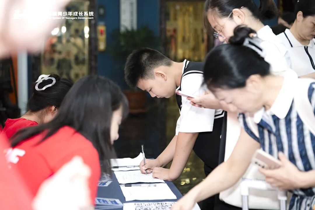 【青少年五大关系课】“爸爸只会打骂吼,妈妈给不了拥抱”——那个长发遮面的辍学女孩背后的家庭真相