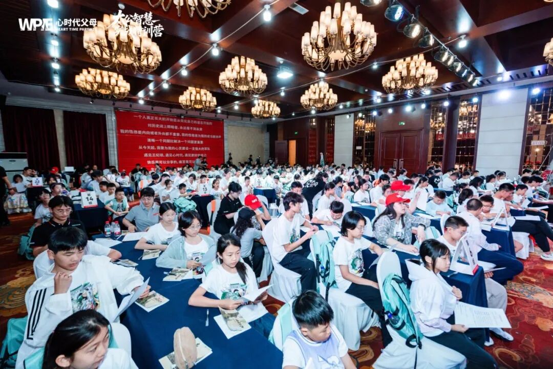 【咱们的故事】孩子休学六年,看心理医生差点被电击 —— 一个濒临崩溃的妈妈,如何成为全家的光?